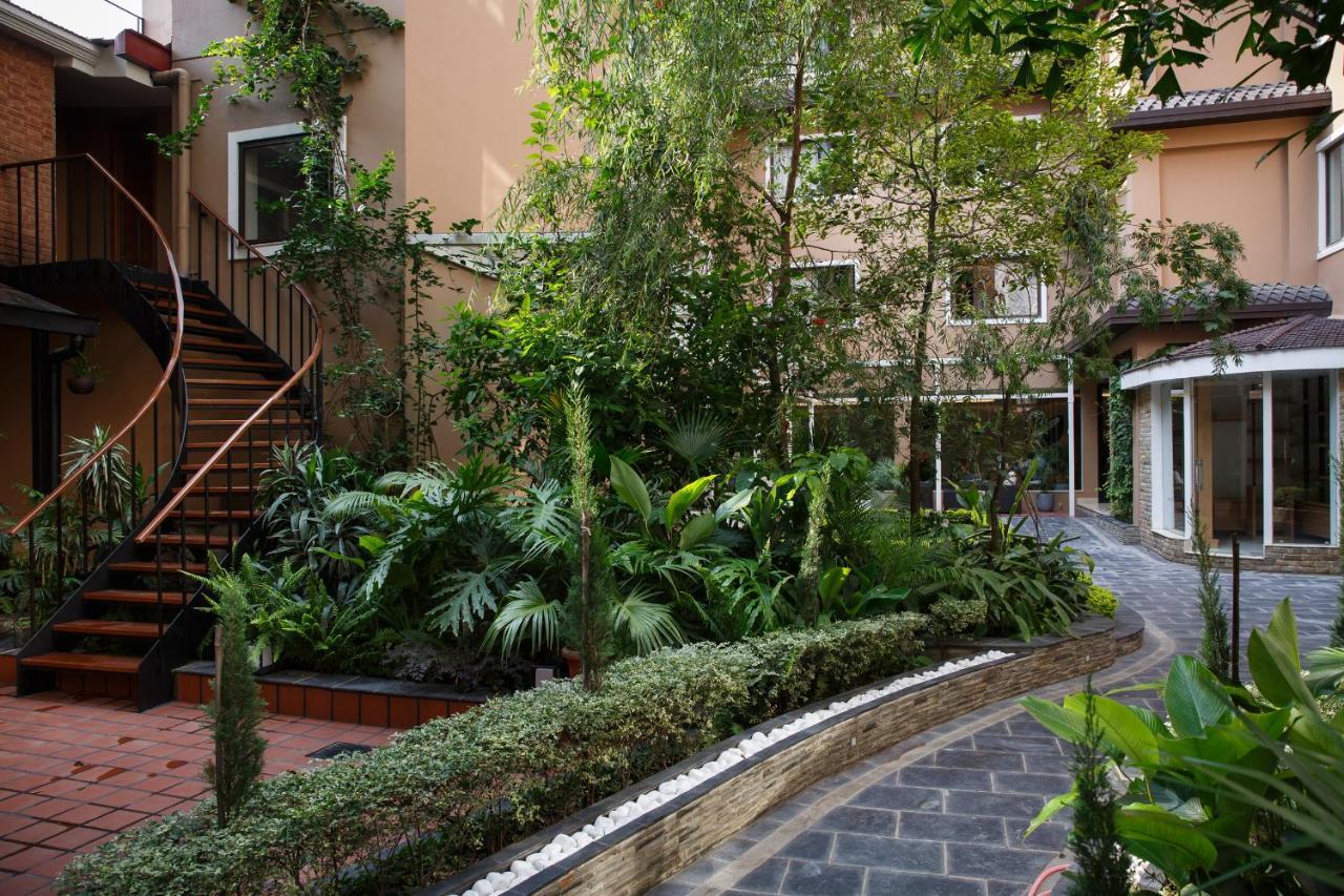Hotel Thrive, A Tropical Courtyard Kathmandu Buitenkant foto