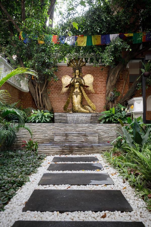 Hotel Thrive, A Tropical Courtyard Kathmandu Buitenkant foto