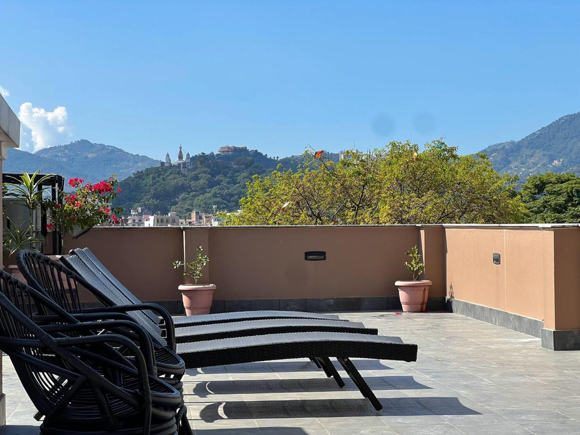 Hotel Thrive, A Tropical Courtyard Kathmandu Buitenkant foto