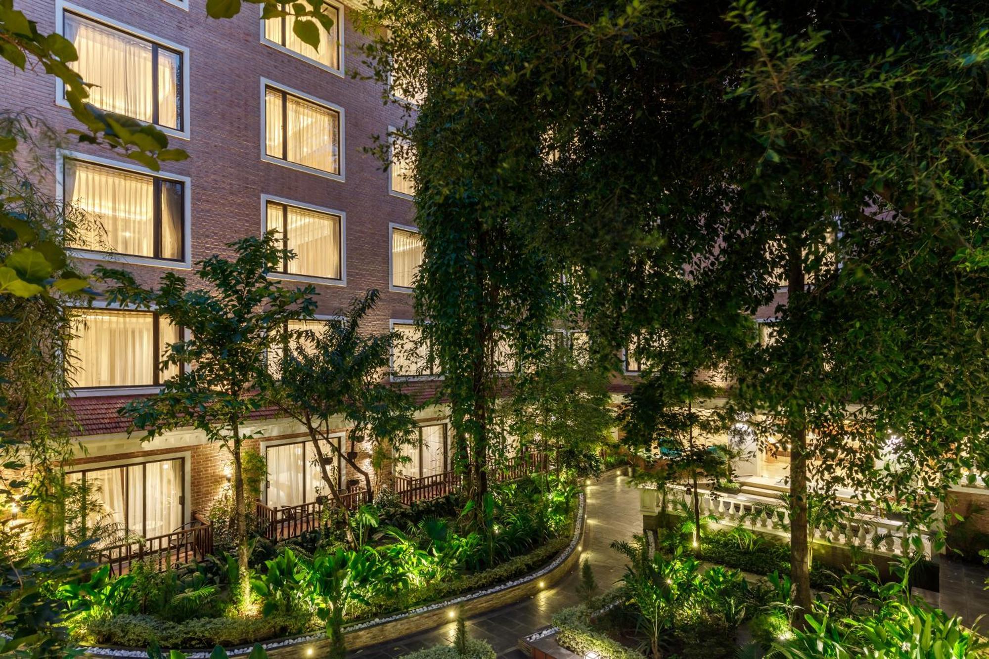 Hotel Thrive, A Tropical Courtyard Kathmandu Buitenkant foto