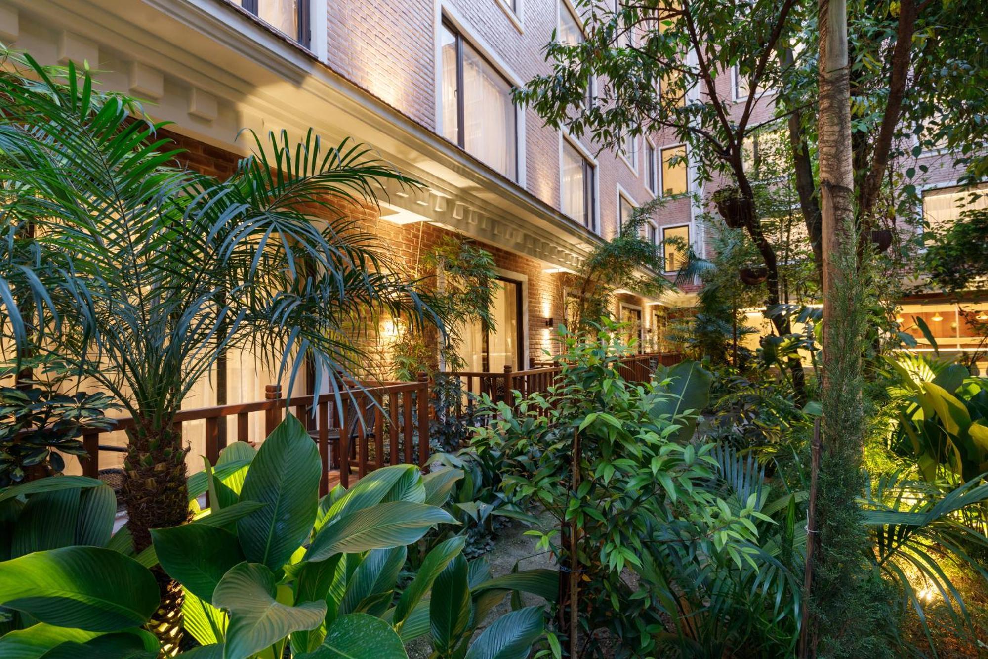 Hotel Thrive, A Tropical Courtyard Kathmandu Buitenkant foto