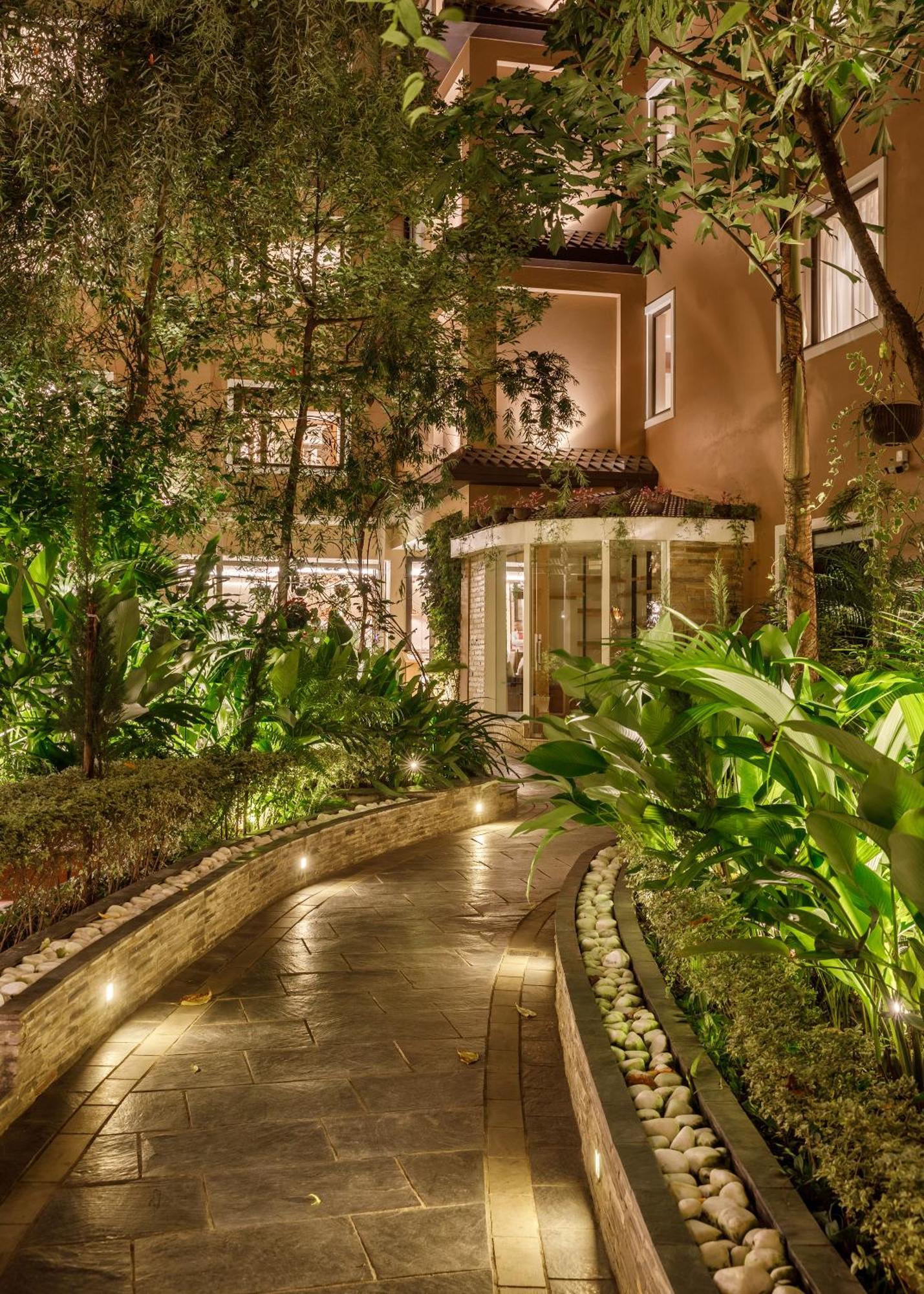 Hotel Thrive, A Tropical Courtyard Kathmandu Buitenkant foto
